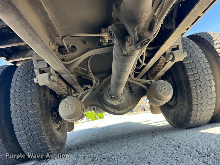 image for item EK8614 2005 International  4300 bucket truck