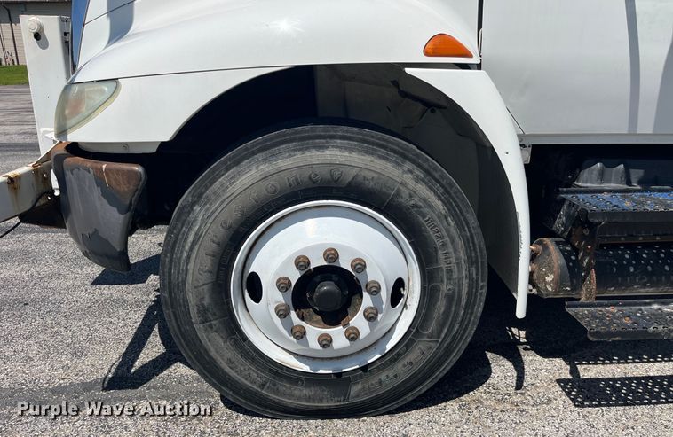 image for item EK8614 2005 International  4300 bucket truck