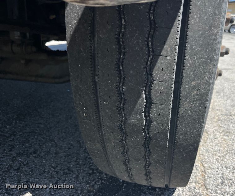 image for item EK8614 2005 International  4300 bucket truck