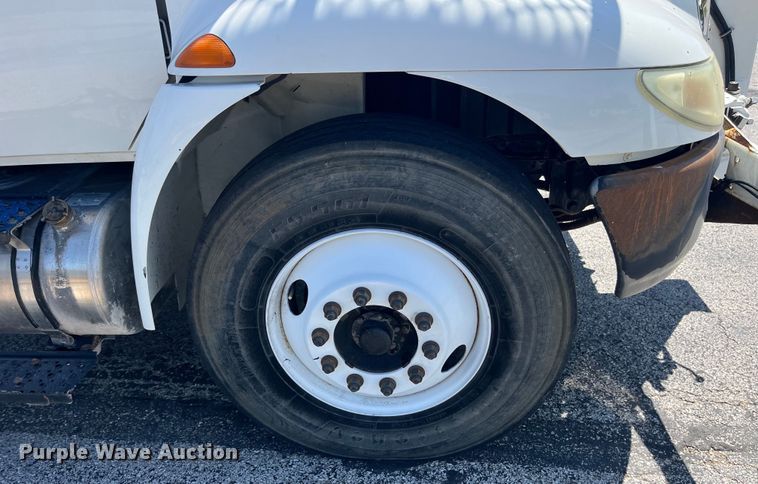 image for item EK8614 2005 International  4300 bucket truck