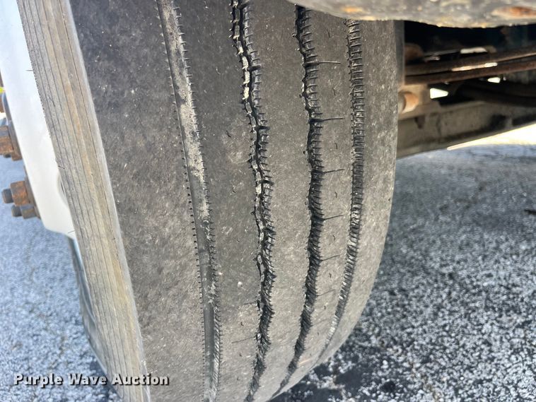 image for item EK8614 2005 International  4300 bucket truck