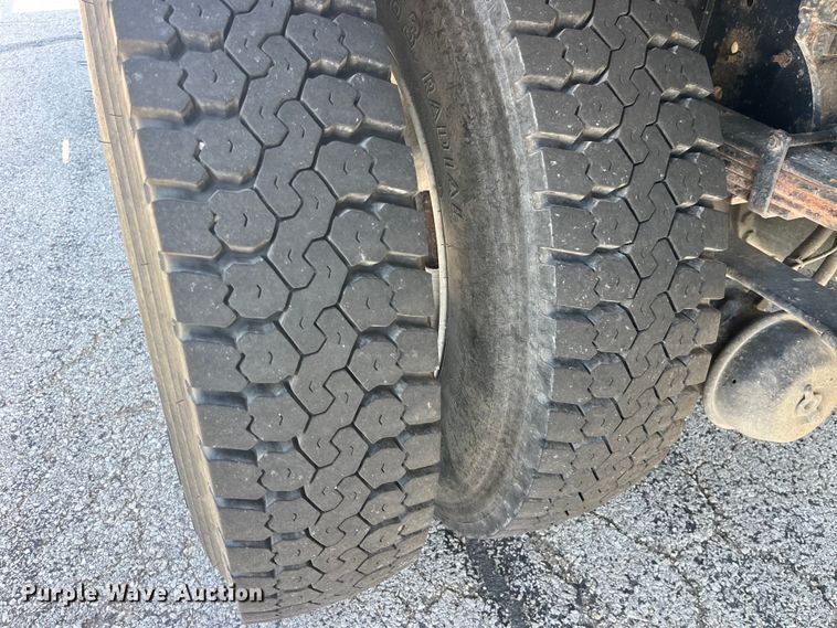 image for item EK8614 2005 International  4300 bucket truck