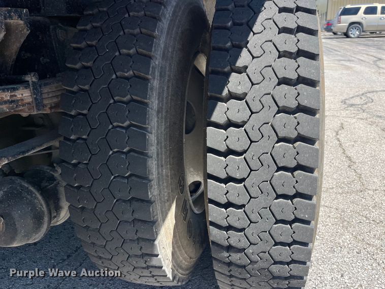 image for item EK8614 2005 International  4300 bucket truck