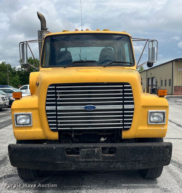 image for item EK8619 1995 Ford L9000 semi truck