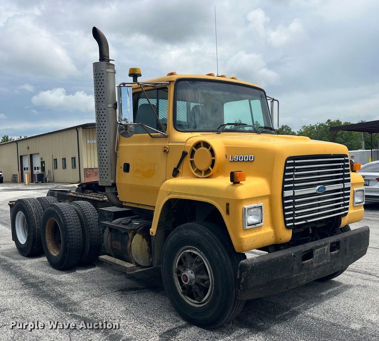 image for item EK8619 1995 Ford L9000 semi truck
