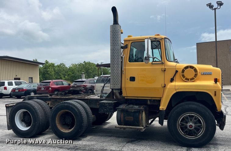 image for item EK8619 1995 Ford L9000 semi truck