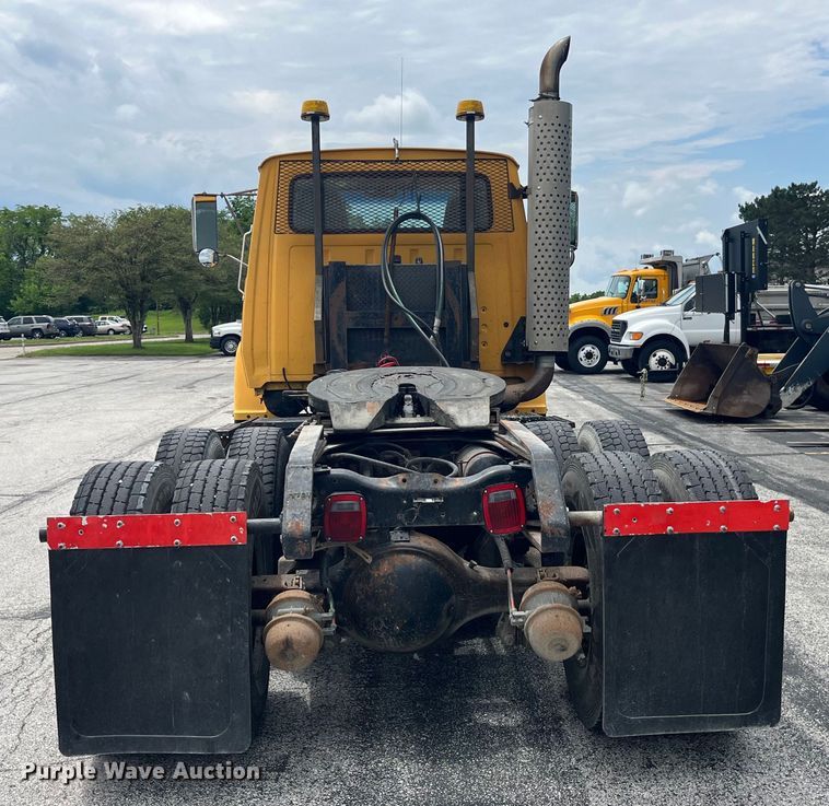 image for item EK8619 1995 Ford L9000 semi truck