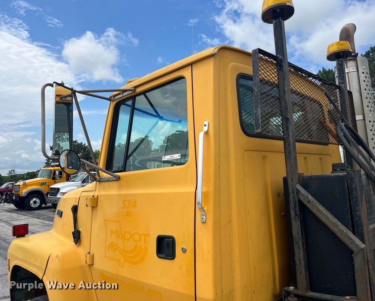 image for item EK8619 1995 Ford L9000 semi truck