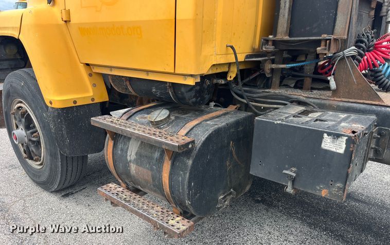 image for item EK8619 1995 Ford L9000 semi truck