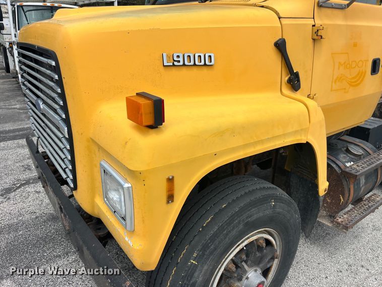 image for item EK8619 1995 Ford L9000 semi truck