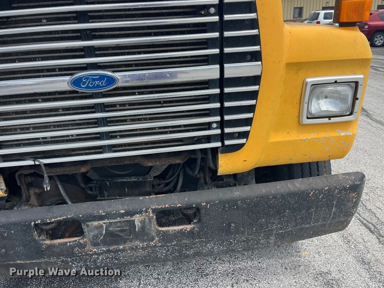 image for item EK8619 1995 Ford L9000 semi truck