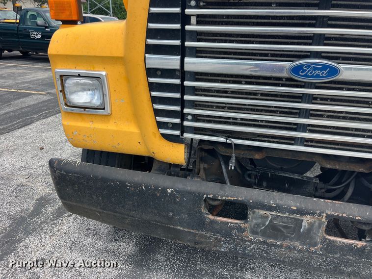 image for item EK8619 1995 Ford L9000 semi truck