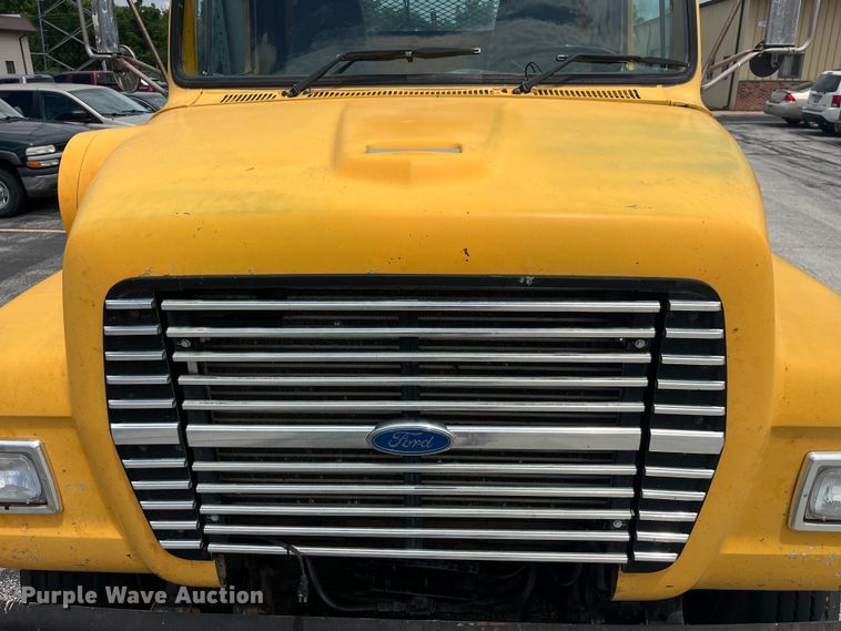 image for item EK8619 1995 Ford L9000 semi truck