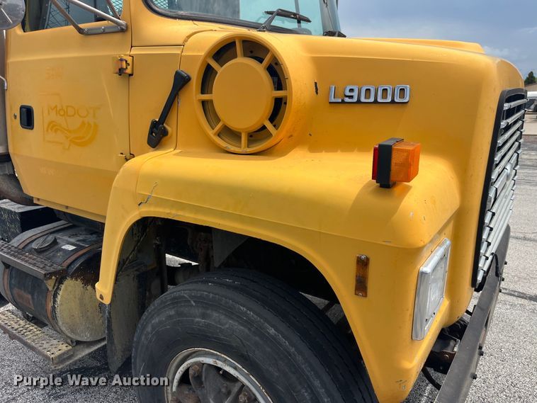 image for item EK8619 1995 Ford L9000 semi truck