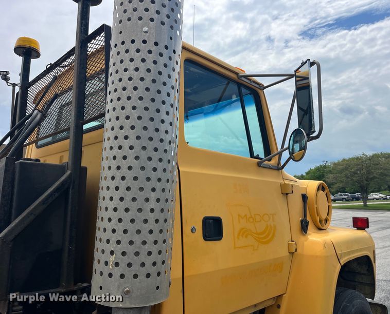 image for item EK8619 1995 Ford L9000 semi truck