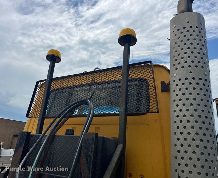 image for item EK8619 1995 Ford L9000 semi truck