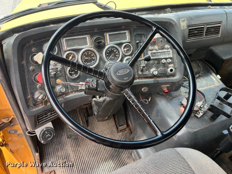 image for item EK8619 1995 Ford L9000 semi truck