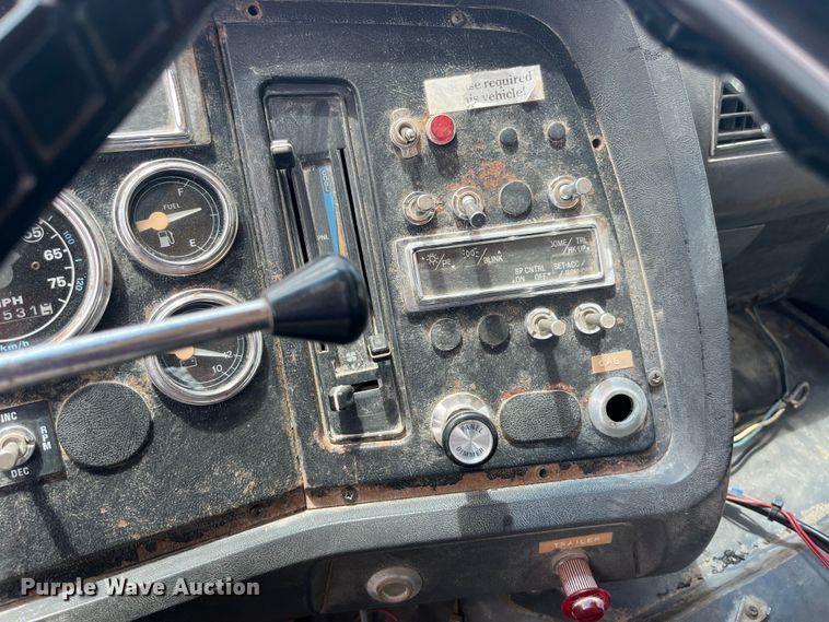 image for item EK8619 1995 Ford L9000 semi truck