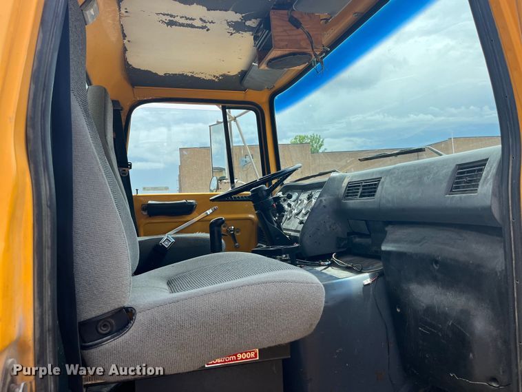 image for item EK8619 1995 Ford L9000 semi truck