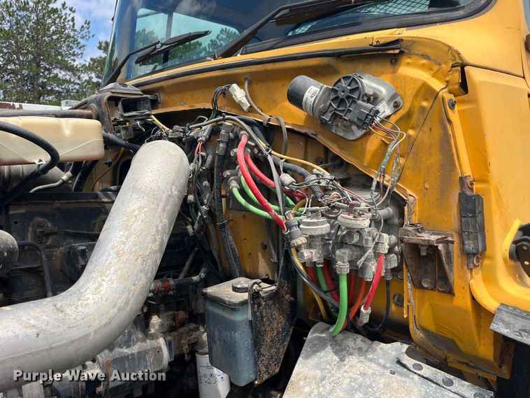 image for item EK8619 1995 Ford L9000 semi truck