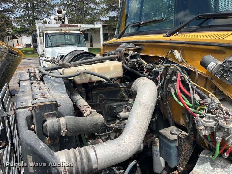 image for item EK8619 1995 Ford L9000 semi truck