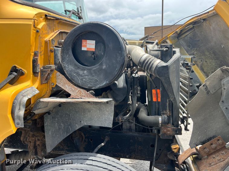 image for item EK8619 1995 Ford L9000 semi truck