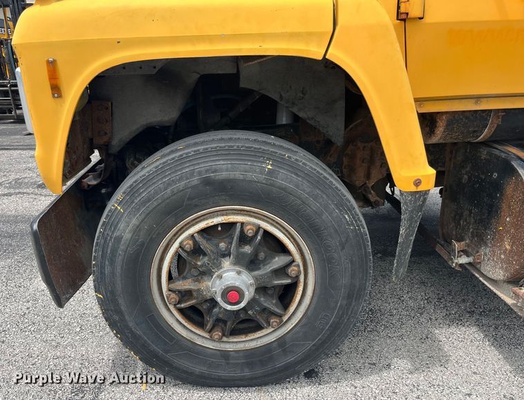 image for item EK8619 1995 Ford L9000 semi truck