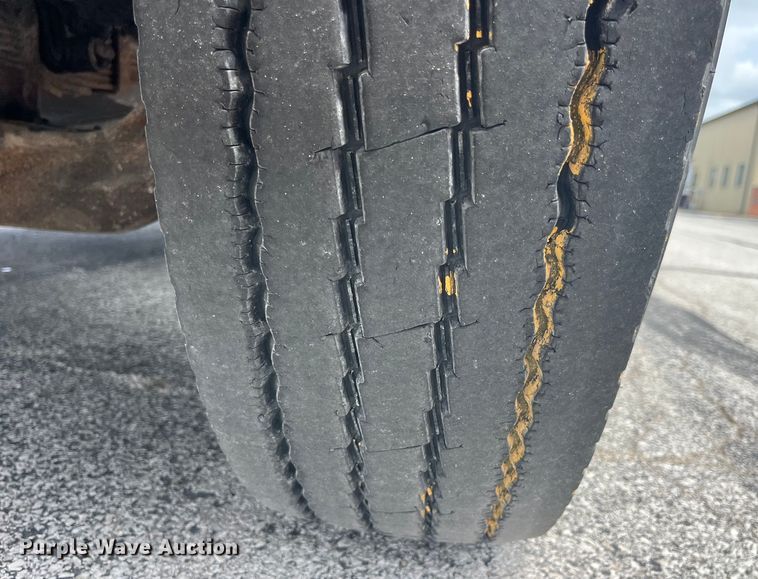 image for item EK8619 1995 Ford L9000 semi truck