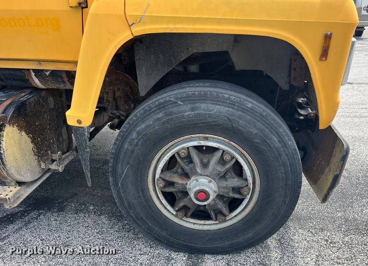 image for item EK8619 1995 Ford L9000 semi truck