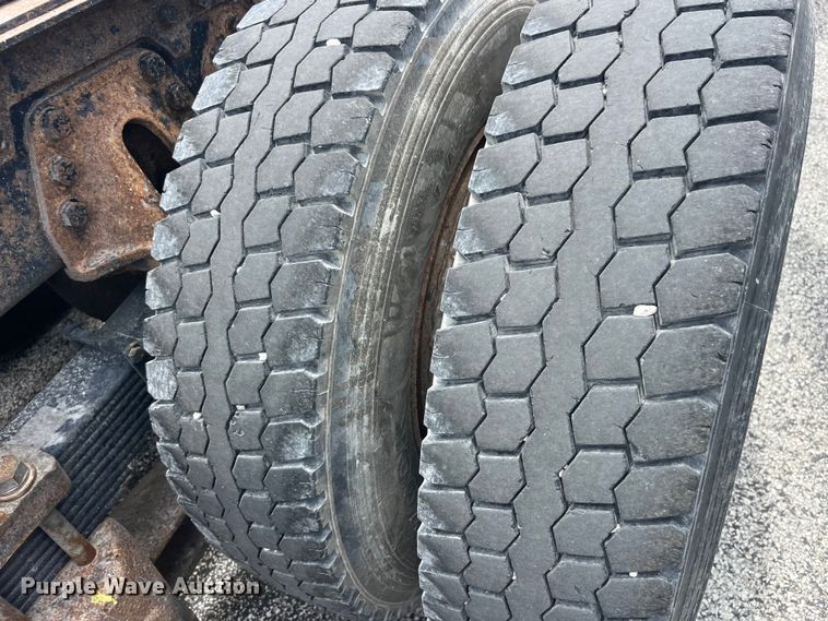 image for item EK8619 1995 Ford L9000 semi truck