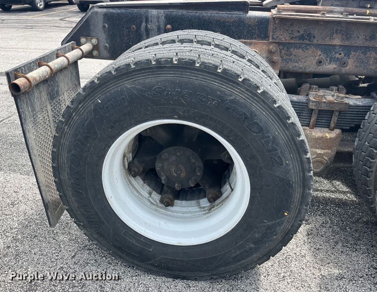 image for item EK8619 1995 Ford L9000 semi truck