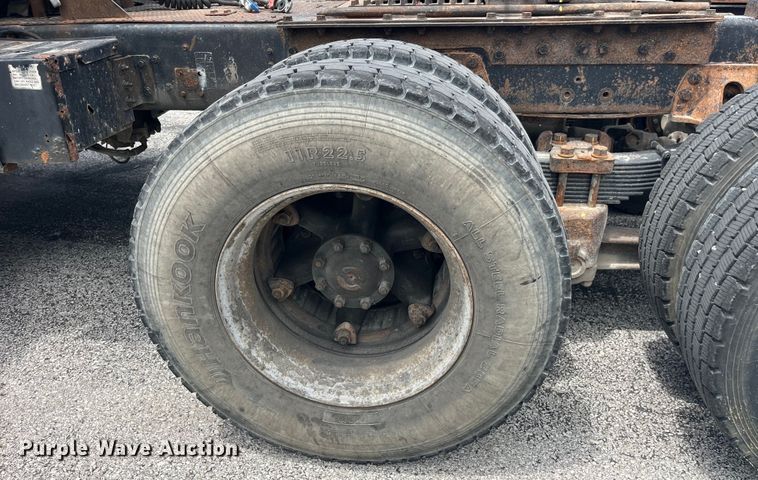 image for item EK8619 1995 Ford L9000 semi truck