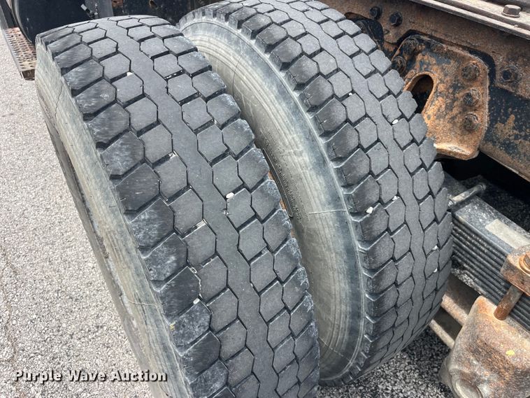 image for item EK8619 1995 Ford L9000 semi truck