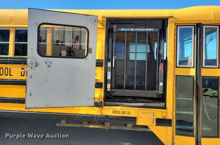 image for item KA9996 1998 Thomas Built 1010S school bus