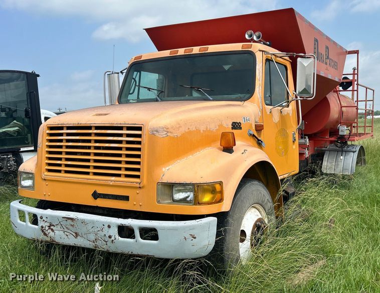 image for item NB9401 1998 International  4700 pothole patcher truck