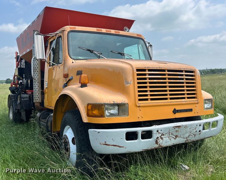 image for item NB9401 1998 International  4700 pothole patcher truck