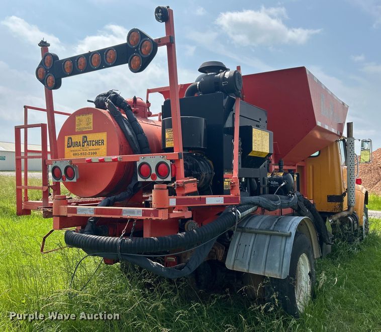 image for item NB9401 1998 International  4700 pothole patcher truck