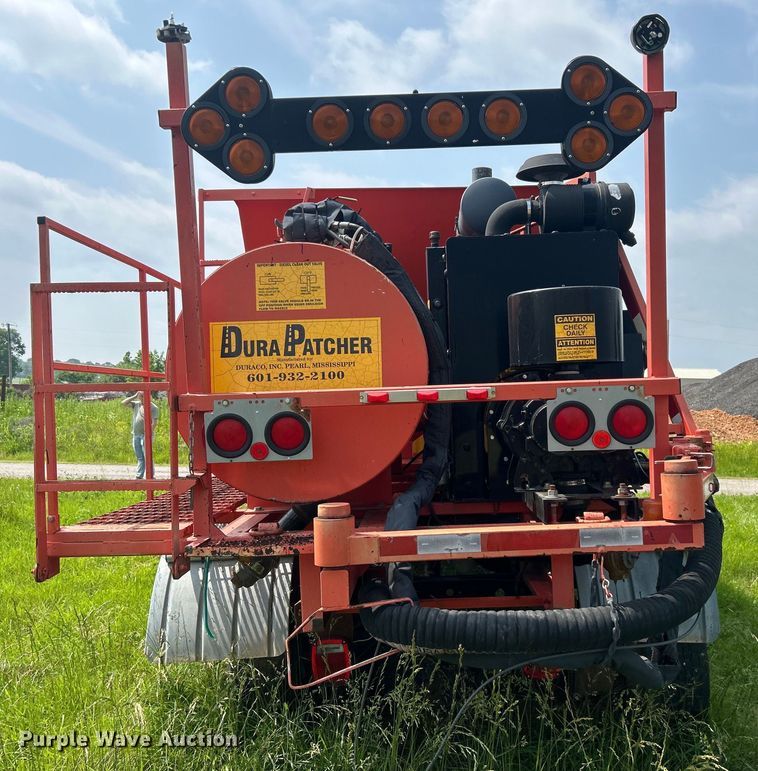 image for item NB9401 1998 International  4700 pothole patcher truck