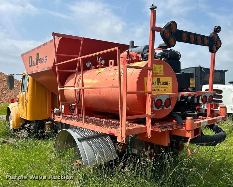 image for item NB9401 1998 International  4700 pothole patcher truck