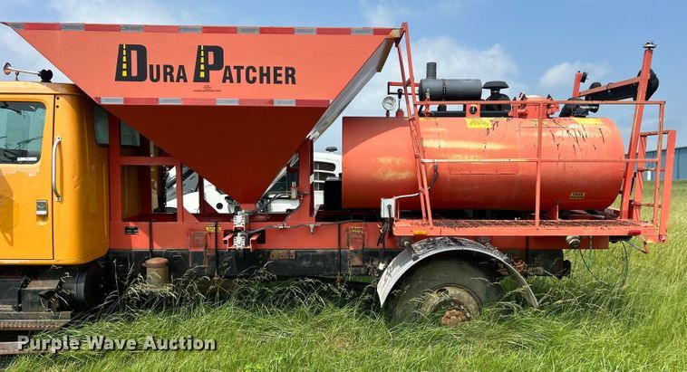 image for item NB9401 1998 International  4700 pothole patcher truck