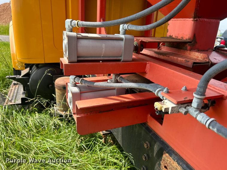 image for item NB9401 1998 International  4700 pothole patcher truck