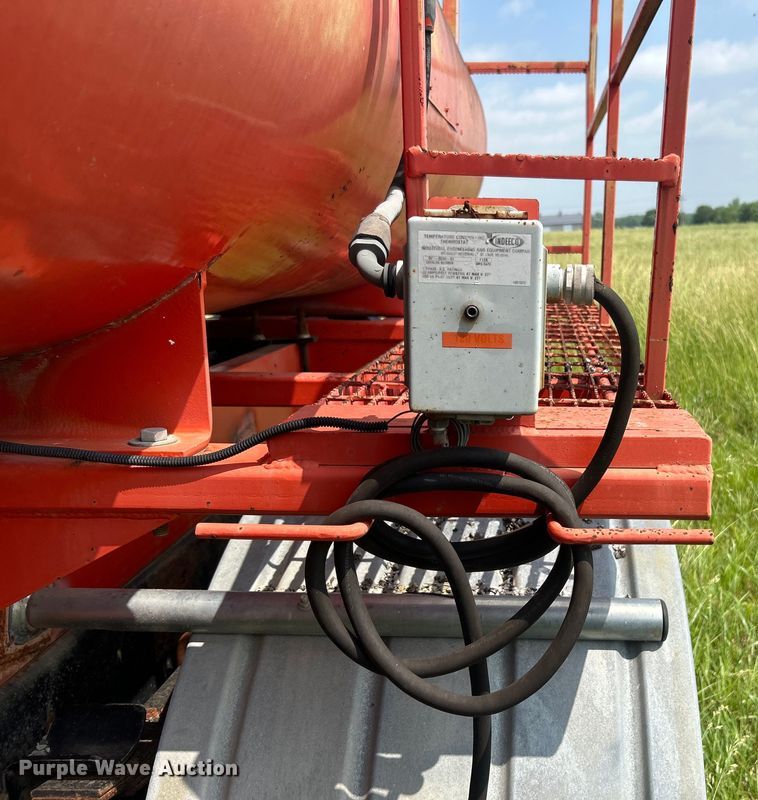 image for item NB9401 1998 International  4700 pothole patcher truck