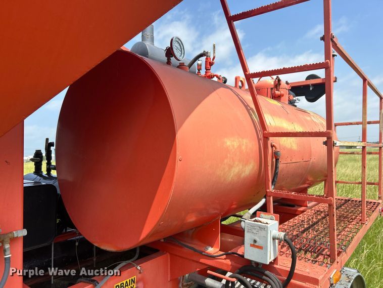 image for item NB9401 1998 International  4700 pothole patcher truck