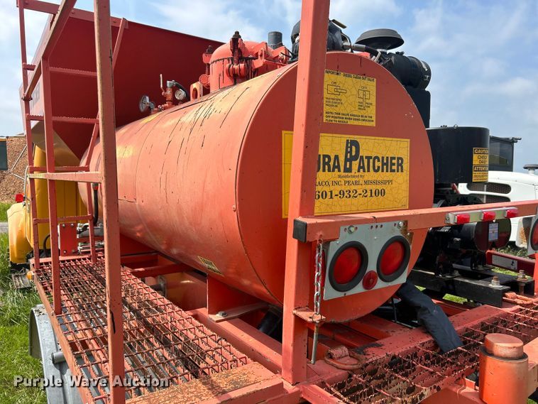 image for item NB9401 1998 International  4700 pothole patcher truck