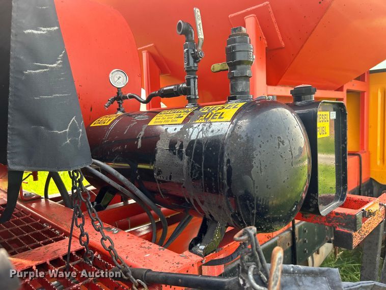 image for item NB9401 1998 International  4700 pothole patcher truck