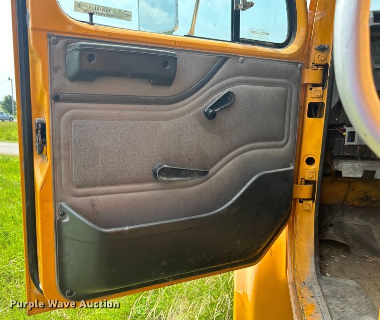 image for item NB9401 1998 International  4700 pothole patcher truck