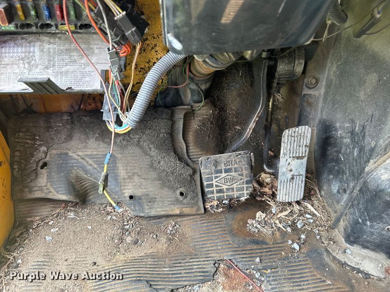 image for item NB9401 1998 International  4700 pothole patcher truck