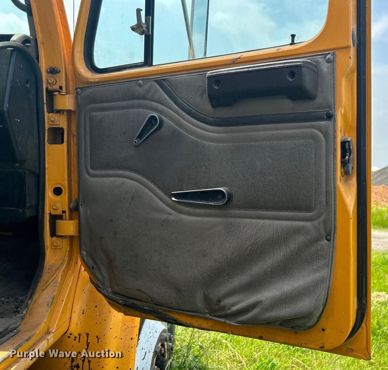 image for item NB9401 1998 International  4700 pothole patcher truck