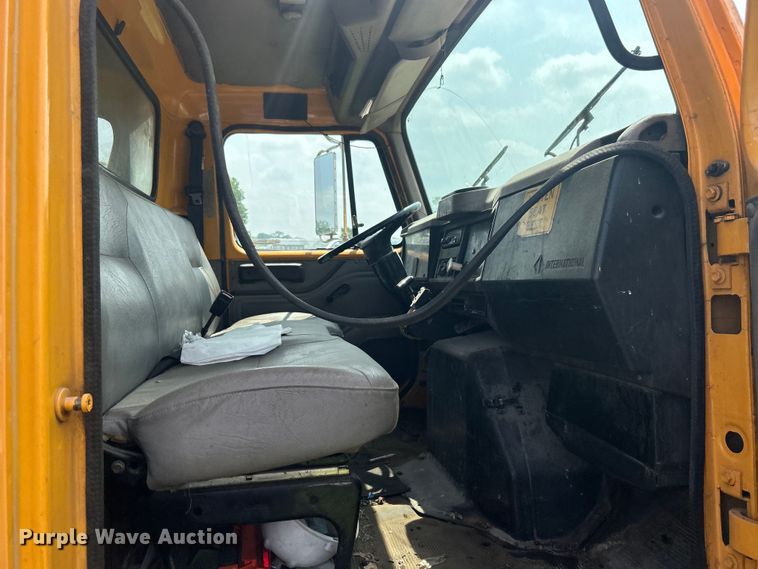 image for item NB9401 1998 International  4700 pothole patcher truck