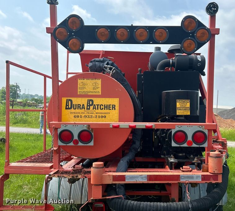 image for item NB9401 1998 International  4700 pothole patcher truck